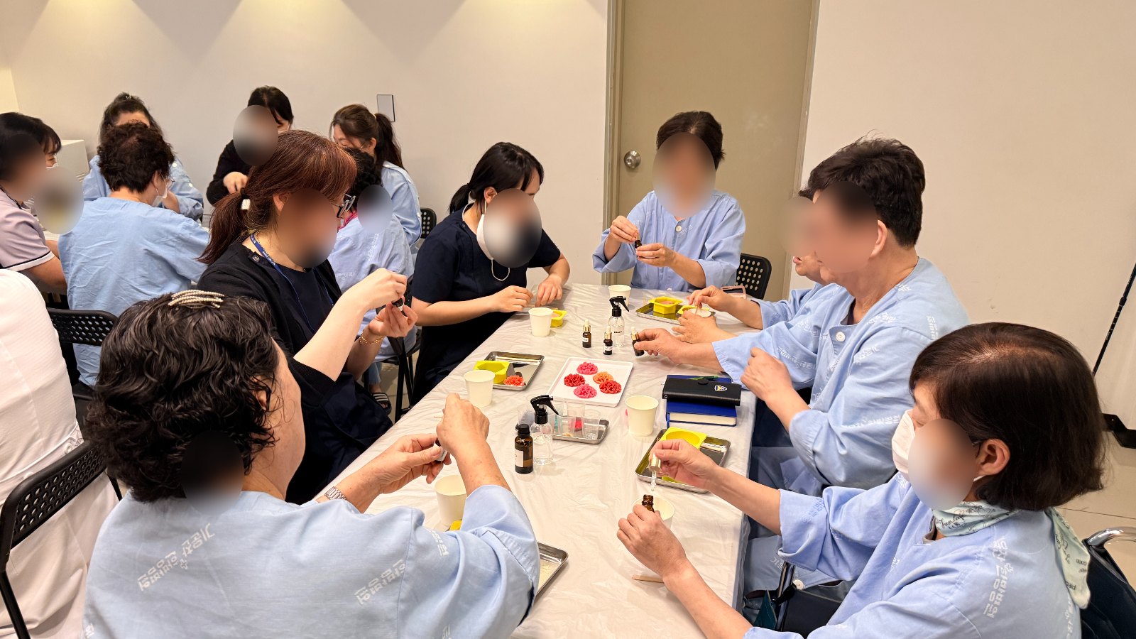 비누 만들기에 집중하는 모습