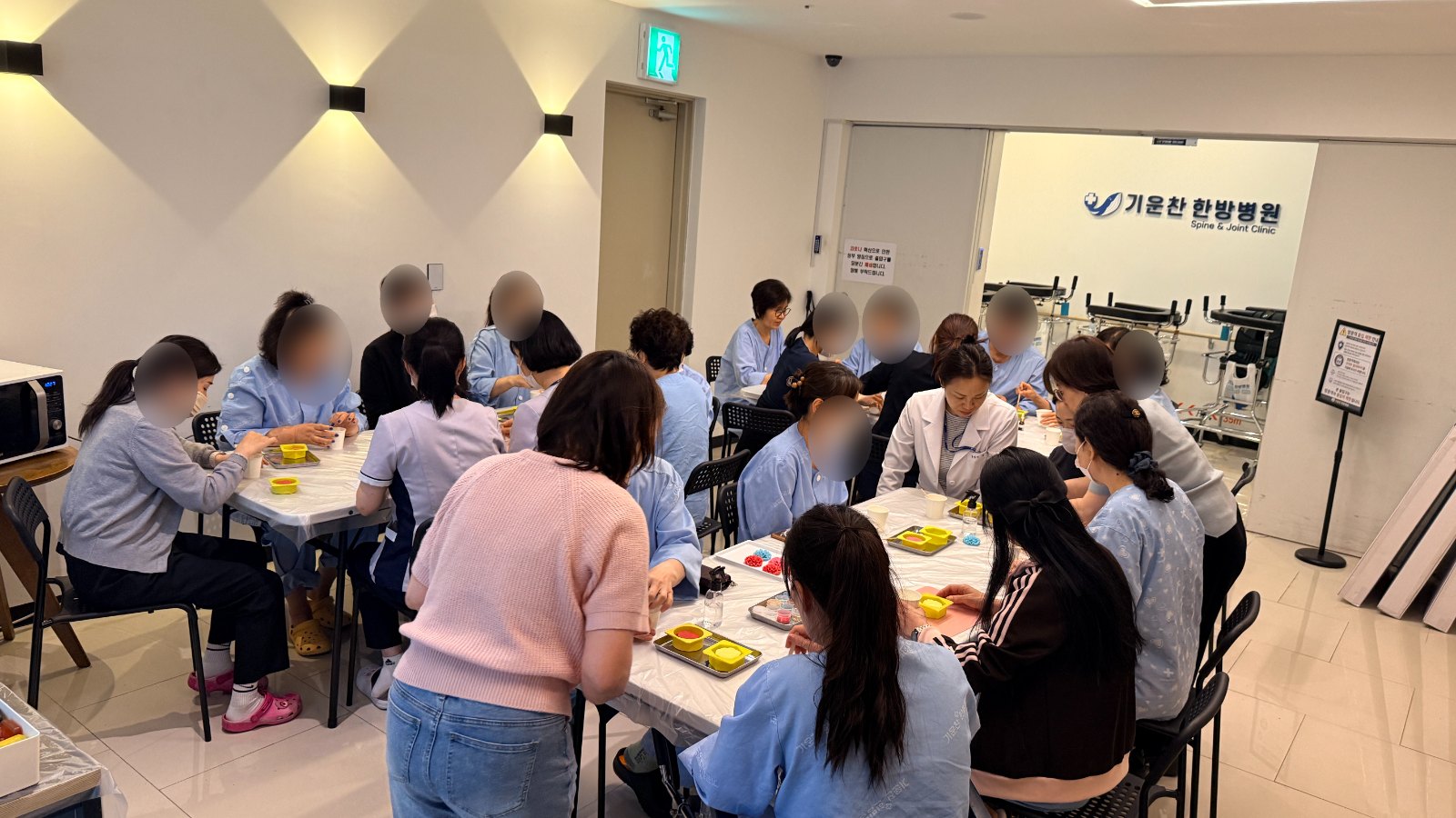 비누 몰드에 재료를 붓는 모습