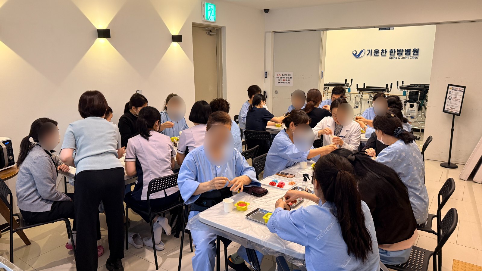 함께 비누를 만드는 환우들